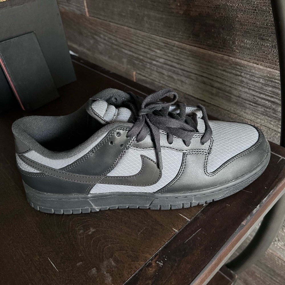 Nike Men’s Low-Top Sneaker in Black and Gray